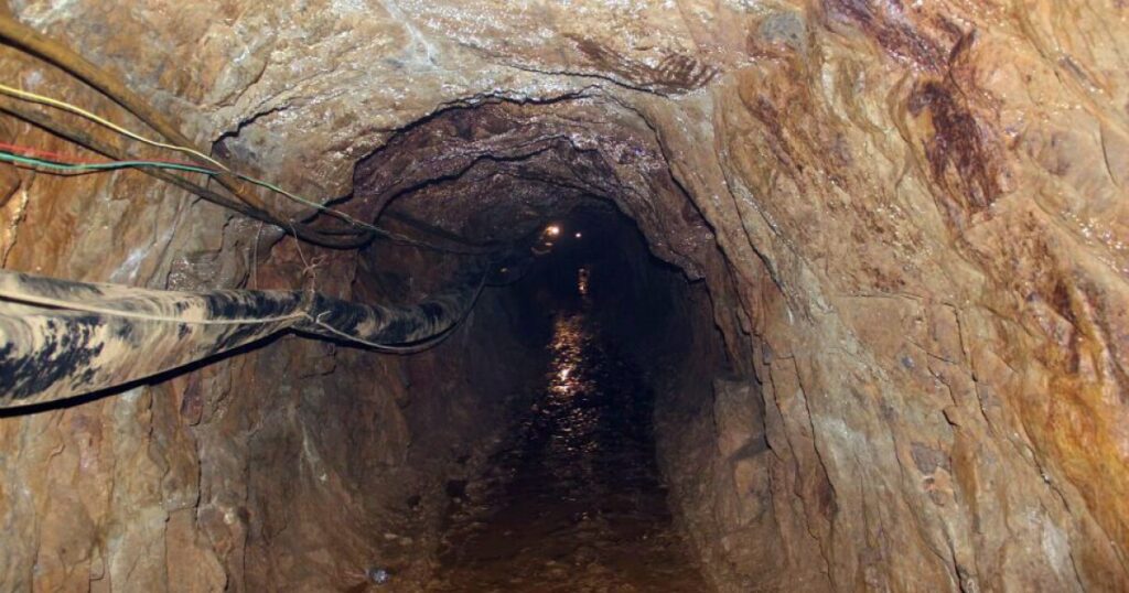 NINE PERUVIAN MINERS TRAPPED