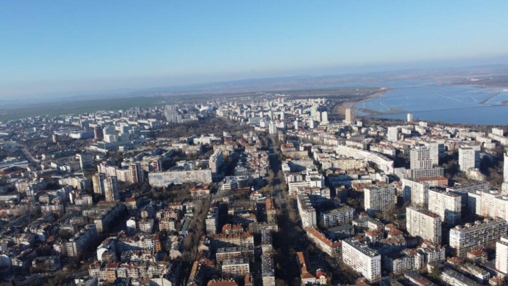 Цените на горивата в България с 1 лев по-ниски от тези в Гърция