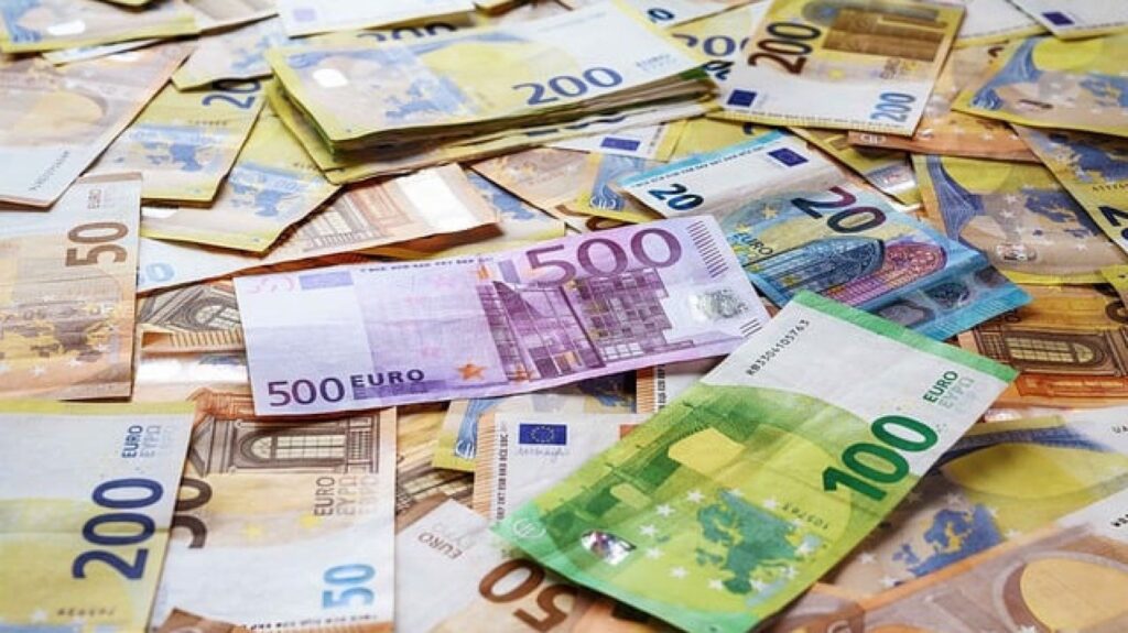 1c9a0cc2a68542486fd2538b3bd5aab2-pari-evro-banknoti-nova-sinmika-piksabey