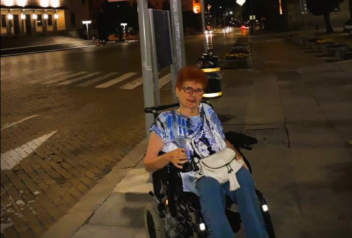 chovek v invalidna kolichka