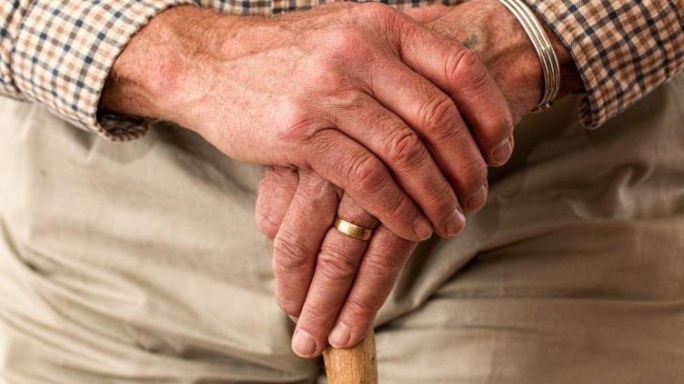 88815de6e973ea57bfc1e706f9970211-elderly-981400-1280-3