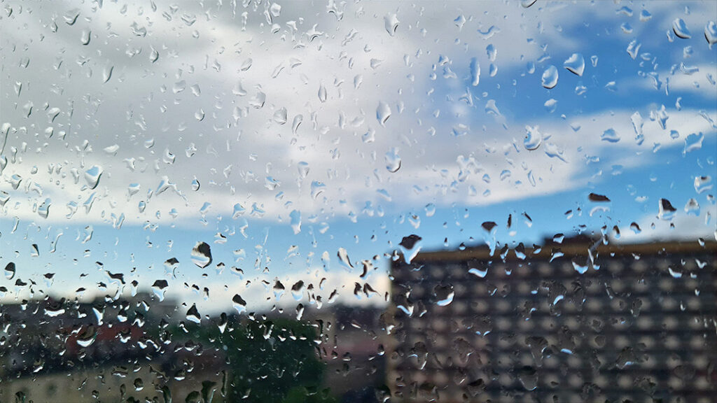 dazhd-silen-vyatar-i-ponizhenie-na-temperaturite-no-sledobed-poveche-slancze