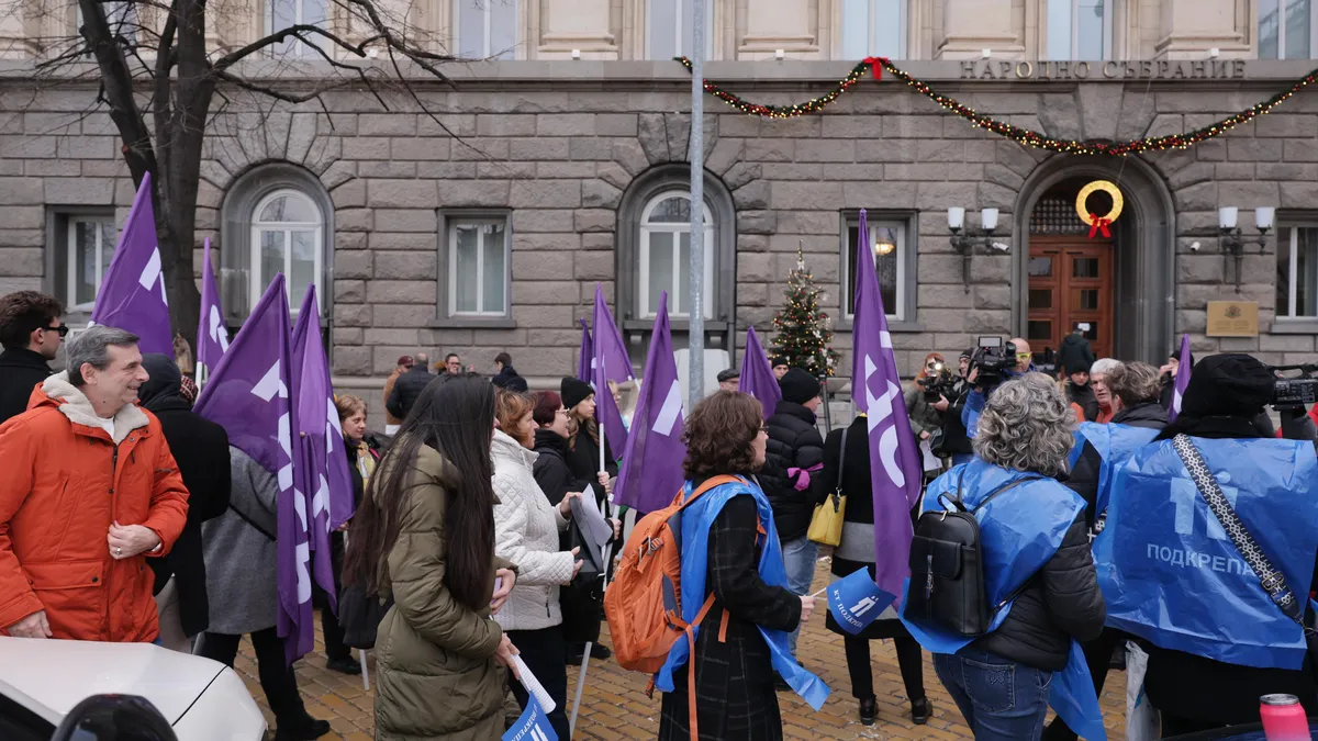 sindikatite-na-akciq-pitat-deputatite-kakvo-shte-stane-s-byudjeta-i-parite-na-raboteshtite-hora