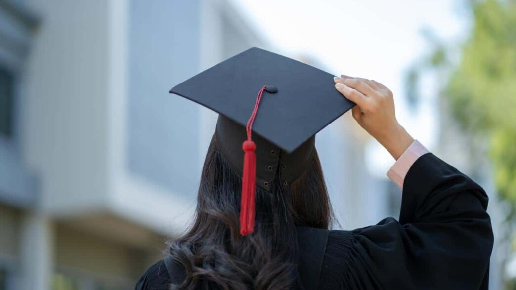 1280-840-student-studenti-obrazovanie-diploma
