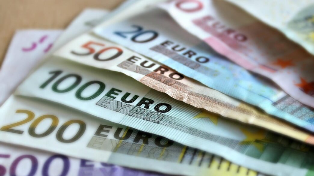 banknotes-209104_1280