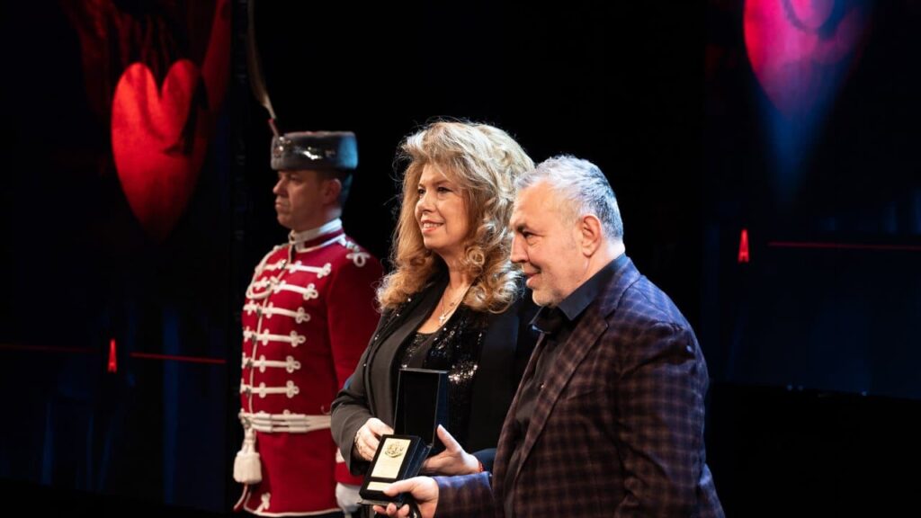 a0cd922689038a12e3f7a032b2ca5d99-yotova-teatur