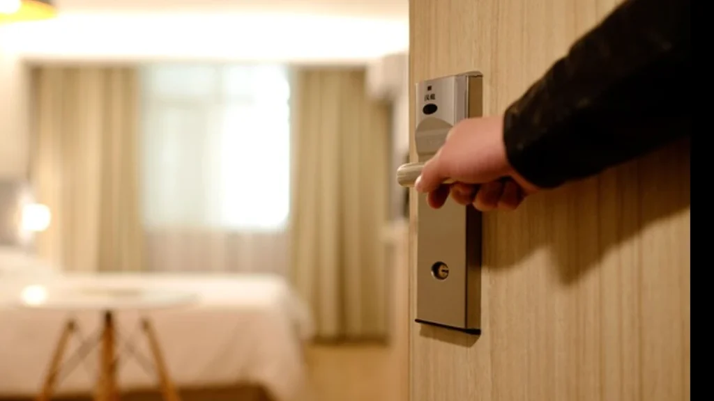 hotel-room-door-do-not-disturb