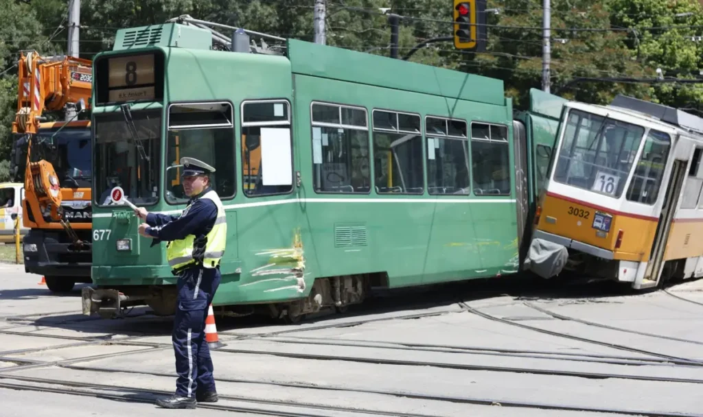 tramvai-se-sblaskaha-v-sofia-postrada-vatman-1