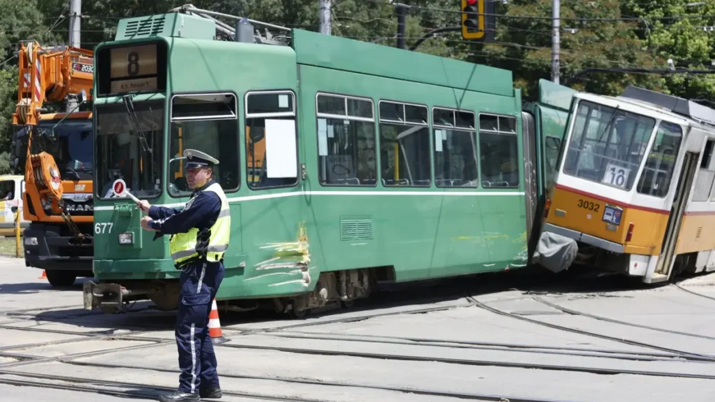tramvai-se-sblaskaha-v-sofia-postrada-vatman-1