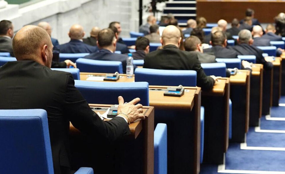 izvynredno-zasedanie-ns-deputatite-se-vryshtat-rano-vakantsiya-zaradi-plana-za-vyzstanovyavane-960×640